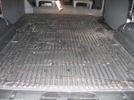 En de vloer van een transporter zonder bitumen plaat....