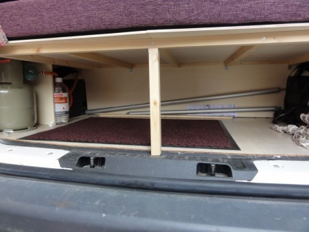 Achter onder ruimte voor tafel stoeltjes kleed etc het pootje kan wegdraaien