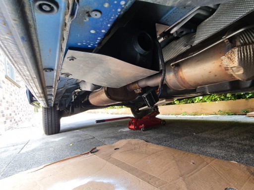 kachel onder de bijrijders stoel opgehangen