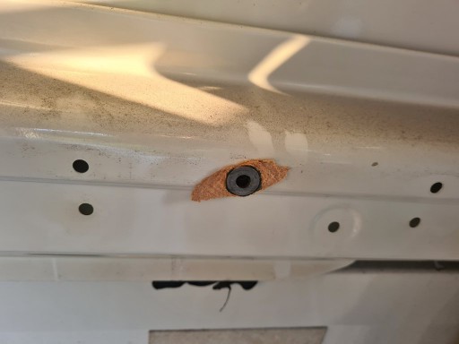 Wat zij dit voor geintjes? Grote popnagels? Las dat je die kan uitboren?