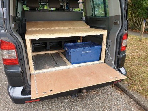 Het oude flexboard rustte op de dubbelgeklapte achterbank