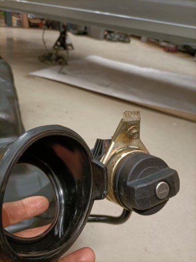 Het rubber wat om de tankdop ook weer netjes schoon en fris